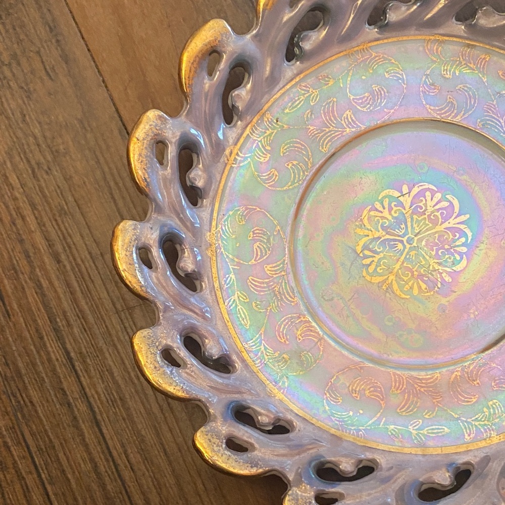 Elegant Iridescent Plate with Gold Details - Picture 5 of 13